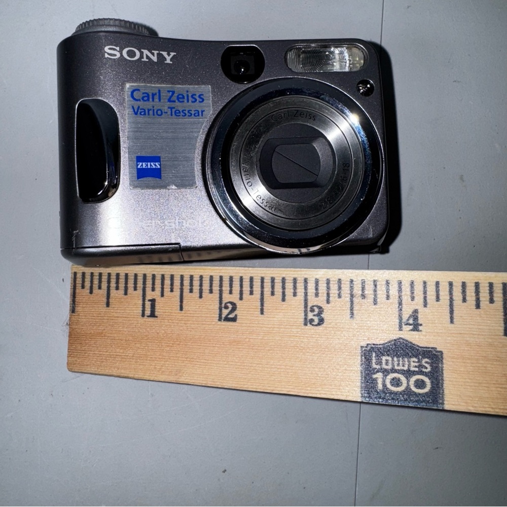 Sony CyberShot DSC-S60 4.1MP Digital Camera w/ Base Docking Station - Picture 2 of 8